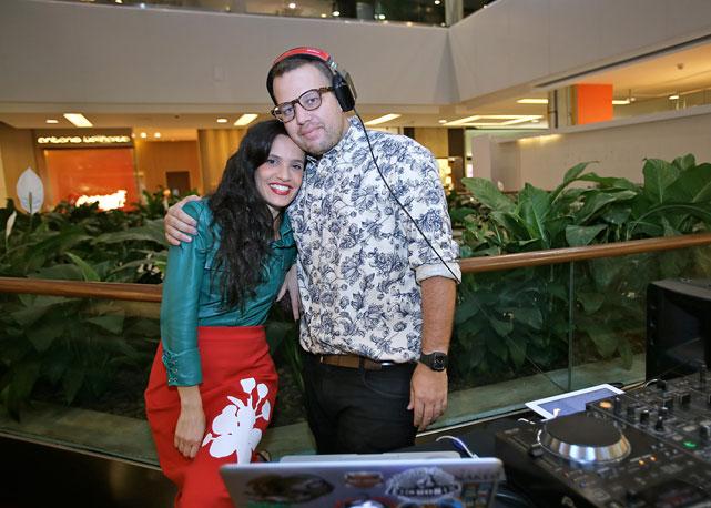 Gisele Pecego e Cadinho, da Ausländer, responsável pelo som da noite - Foto: Divulgação/Murilo Tinoco