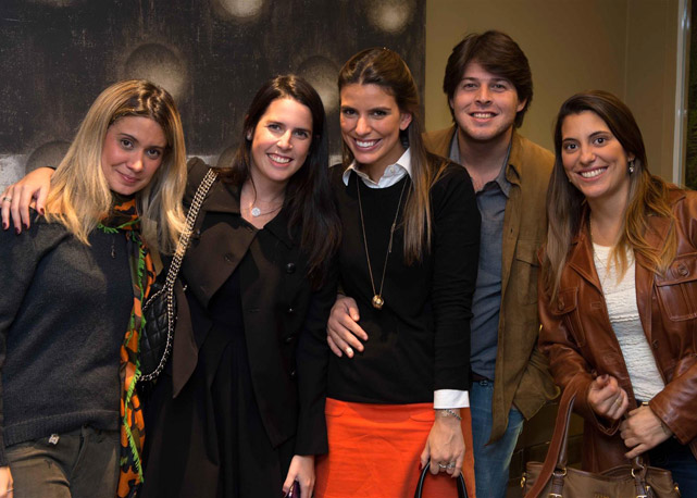 Da esquerda para a direita: Maria Antonieta Meirelles, Victoria Almeida Braga, Debora Tonetti, Lourenço Almeida Braga e Marilia Veloso - Foto: Marcelo Magnan/divulgação