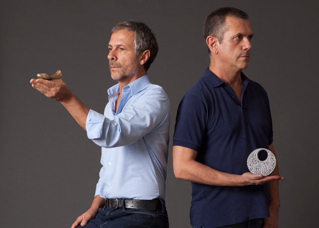 Humberto e Fernando Campana seguram as miniaturas dos sapatos que criaram para a Melissa - Foto: divulgação