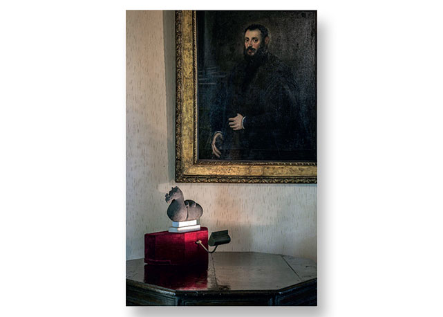 Licorne, China, Dinastia Han (206 a.C. - 220 d.C.) e Retrato de Nicolau Padavinus - Tintoretto (1589) (2014), de Rosângela Rennó - Foto: reprodução/Harper's Bazaar