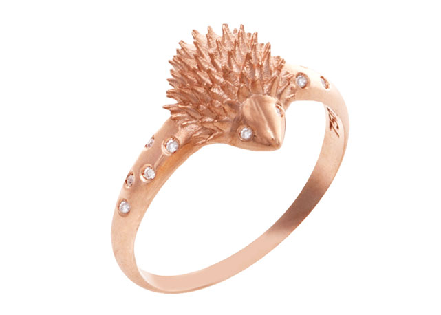 O anel de ouro rosé com diamantes que as convidadas receberão - Foto:divulgação