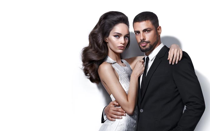 Cauã Reymond faz pose ao lado da catarinense Luma Grothe - Foto: reprodução/Harpers Bazaar