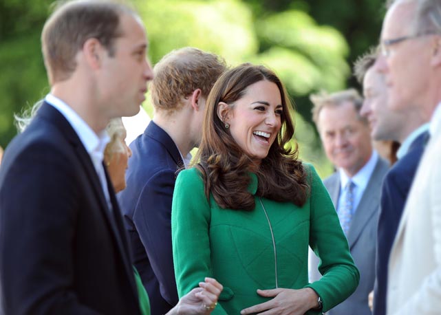 Kate Middleton sorry com as mãos na barriga - Foto: Getty Images