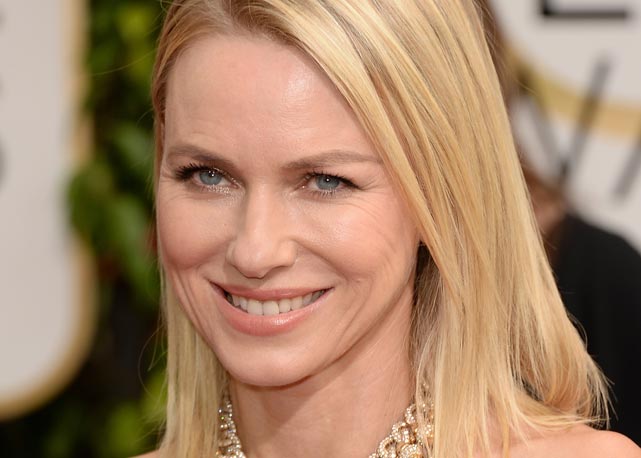 Naomi Watts apostou no make ultra iluminado para a cerimônia de premiação do Globo de Ouro - Foto: Getty Images