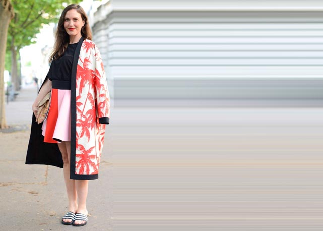 Sandálias flats acompanham o look de fashionistas nas ruas de Paris - Foto: Getty Images