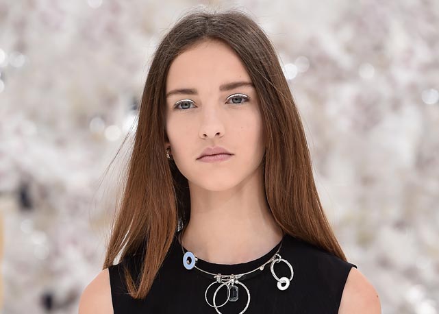 Peter Philips assina a beleza da Dior. Nos olhos, delineador prata adesivo - Foto: Getty Images