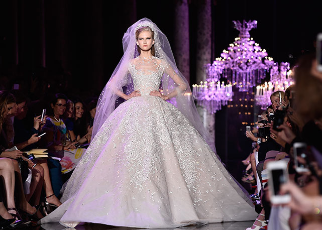 A tradicional noiva fecha o desfile de Elie Saab em Paris - Foto: Getty Images