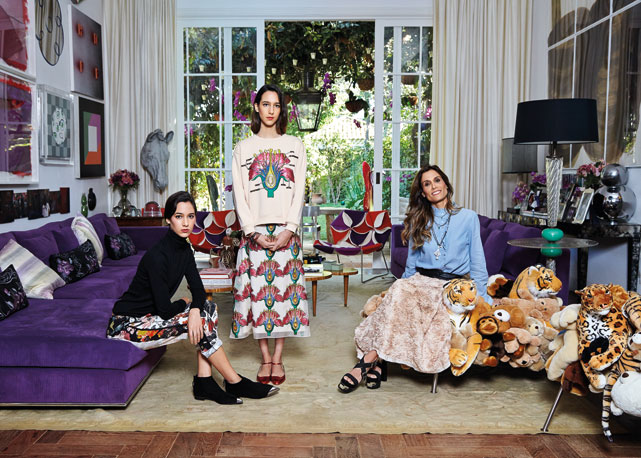 Isabel usa calça Dries Van noten, blusa Valentino e sapatos Miu Miu. Francesca usa blusa e saia Cristopher Kane e sapatos Chlé. Carolina usa camisa Gap, saia Paula Raia, sandálias Versace e joias Silvia Furmanovich. As poltronas e os bichos têm assinatura dos Irmãos Campana - Foto: Ilana Bessler/Harper's Bazaar