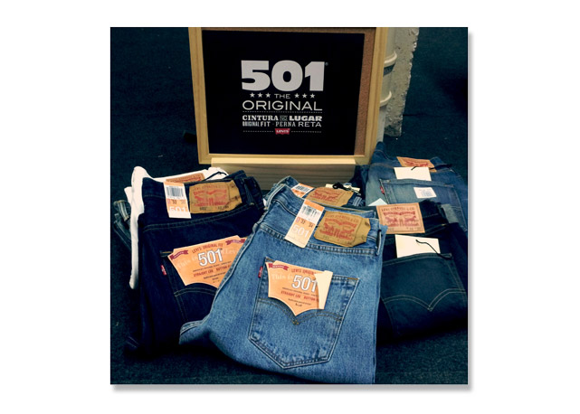 A clássica Levi's 501 ganha um editorial superexclusivo na Bazaar de julho, e também foi a estrela do estande da grife na feira - Foto: Harper's Bazaar