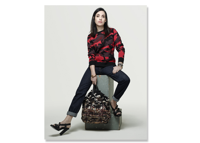 Flavia Lafer, stylist, usa moletom Valentino e calça, da Levi’s. Na mão esquerda, de cima para baixo, braceletes Céline, Givenchy e Lanvin. Na mão direita, pulseira Balenciaga; bolsa Prada e sandálias Balenciaga - Foto: reprodução/Harper's Bazaar