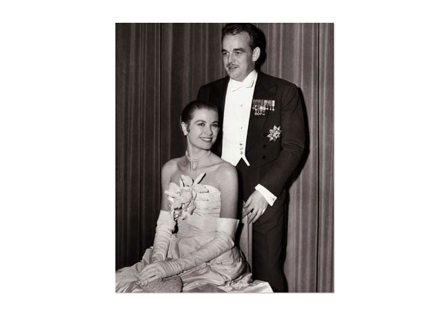 Grace Kelly e o príncipe Ranieri III, no anuncio de seu noivado em 1956 - Foto:reprodução
