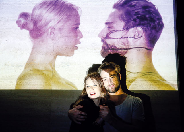 O alemão Maximilian Magnus e Mariana Ximenes, em vídeo apresentado durante sua passagem pelo Brasil - Foto: reprodução/Harper's Bazaar