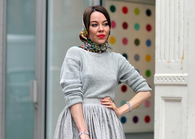 Ulyana Sergeenko combinou sua scarf com look all prata - Foto: reprodução