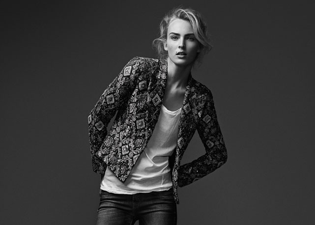 A top Ymre Stiekema, fotografada por Fabio Bartelt, usa blazer Pat Bo, regata e jeans Colcci - Foto: reprodução/Harper's Bazaar