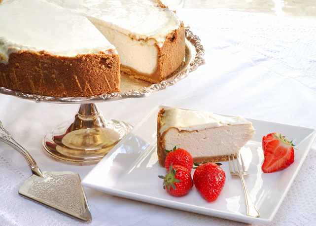 Cheesecake da Bea, com cobertura de crème fraiche, calda de morango ou morangos frescos - Foto: Divulgação