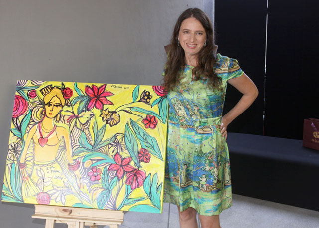 Karen Abuhab faz pose ao lado de quadro 