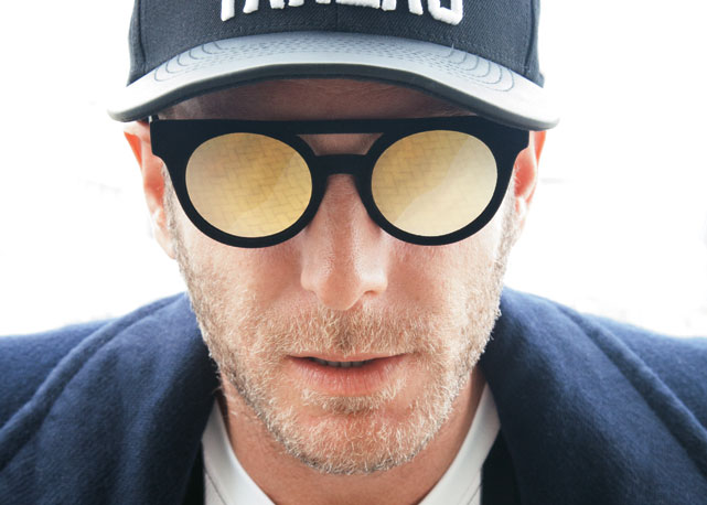 Lapo Elkann usa uma das criações de sua Italia Independent - Foto: reprodução/Revista RG