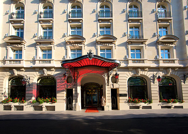 A fachada do Le Royal Monceau Paris - Foto:reprodução