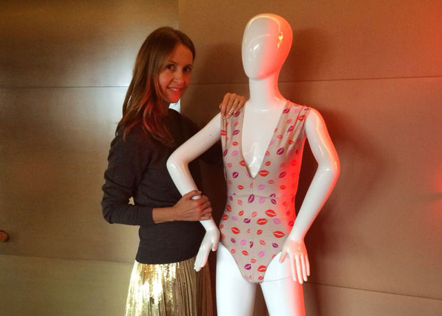 A designer Amalia Spinardi, com uma de suas criações do verão 2015 da Jo de Mer - Foto:divulgação