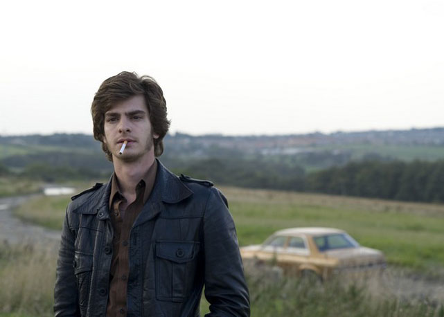 Andrew Garfield em "99 Homens" - Foto: Reprodução