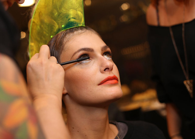 Carol Francischini ganha retoques finais no make antes de desfilar no Fashion Trends - Foto: Murillo Tinoco/AGi9 Fotografia/divulgação