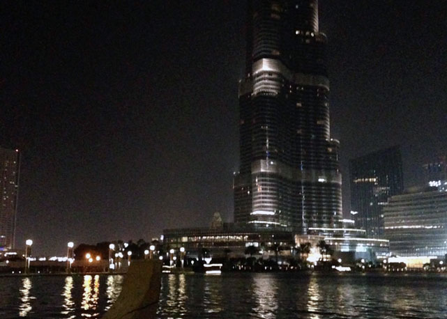 Dubai Fontain, vista do lago com o Burj Khalifa ao fundo - Foto: reprodução