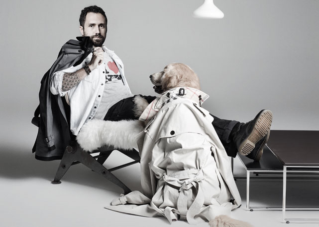 Felipe Protti, arquiteto, usa peças de seu acervo pessoal e trench coat Burberry. Totó usa trench Burberry. Cadeira Boomerang de Felipe Protti para Prototype; mesas de centro Sentido Cosmopolita e luminária DH Stockholm, na Benedixt - Foto: reprodução/Harper's Bazaar