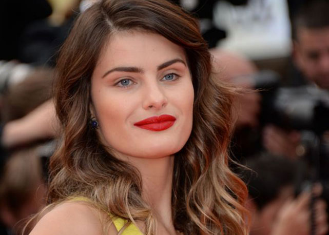 Isabelli Fontana usa vestido desenhado por Eduardo Pombal para Tufi Duek - Foto: Getty Images