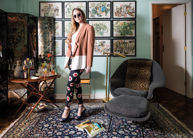 Giulia usa camiseta American Apparel, blazer Andrea Marques e calça Prada. Óculos Cutler & Ross e sapatos Yves Saint Laurent - Foto: Christian Maldonado /Harper's Bazaar Brasil