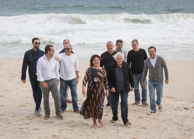 Nara e Daniel Roesler (de camisa branca e seus artisas: Rodolpho Parigi, Angelo Venosa, Milton Machado, Marcos Chaves, Abraham Palatinik (ao lado de Nara), Carlito Carvalhosa, Eduardo Coimbra e Vik Muniz: dream team!  - Foto: divulgação