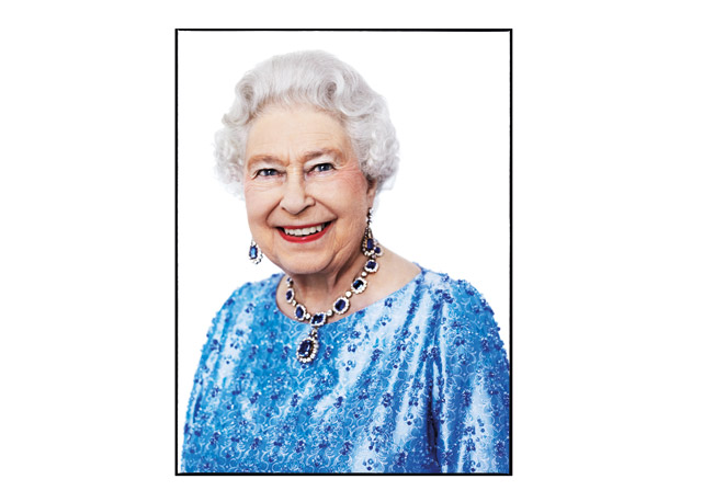 A rainha Elizabeth sorri para David Bailey - Foto: reprodução/Harper's Bazaar