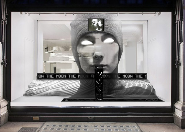 Vitrine com imagem de Terry-Ann Frencken, uma das modelos preferidas de Owens - Foto: reprodução