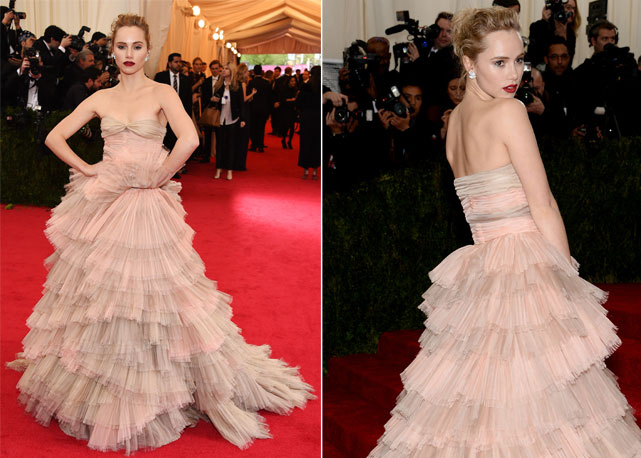 Suky Waterhouse usa longo Burberry para o Met Ball - Foto: Getty Images