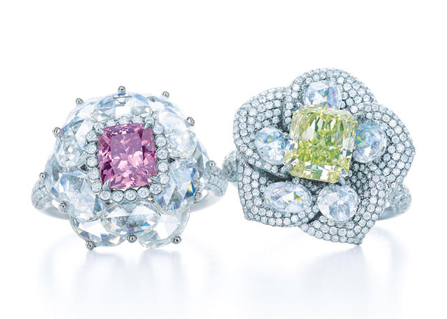 Diamantes Fancy coloridos cravados em platina e ouro 18k com diamantes (preço sob consulta) - Foto:reprodução