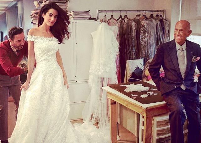 A noiva no último de prova do vestido assinado por Oscar de la Renta - Foto: reprodução