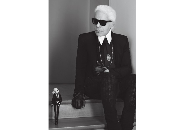 Karl Lagerfeld faz pose ao lado de sua Barbie - Foto: divulgação 