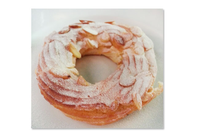 A spbremesa, Paris Brest: uma massa choux em forma circular, recheada com creme mousseline de praliné de amêndoas, coberto por amêndoas tostadas e açúcar de confeiteiro (R$25) - Foto:divulgação