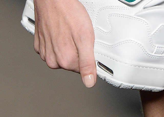 O esmalte igualmente "apagadinho" de Wang - Foto: Getty Images