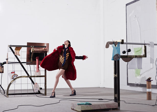 Bruna diante da instalação "Fire Hairs, Missed Date and Great Expectations in a Park, Her Curves" (2014), em look total Prada - Foto: reprodução/Bazaar Art