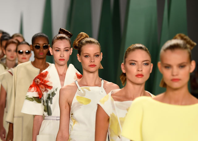 Fila final do desfile de verão 2015 da Carolina Herrera, na semana de moda de Nova York - Foto: Getty Images
