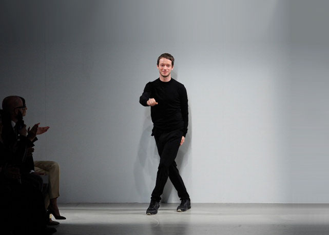 O estilista Damir Doma no fim do desfile de inverno 2015 da sua marca homônima - Foto:Getty Images