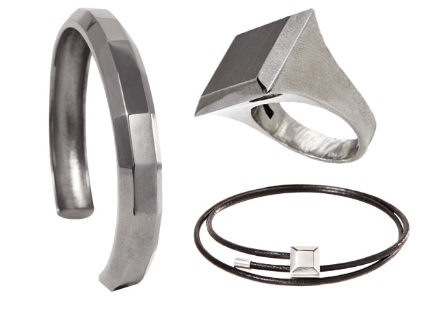 Em sentido horário, a partir da peça à esquerda: bracelete de prata com banho de ródio (R$2.200); anel de prata com banho de ródio (R$1.550); e pulseira de couro e prata (R$550) - Fotos:divulgação