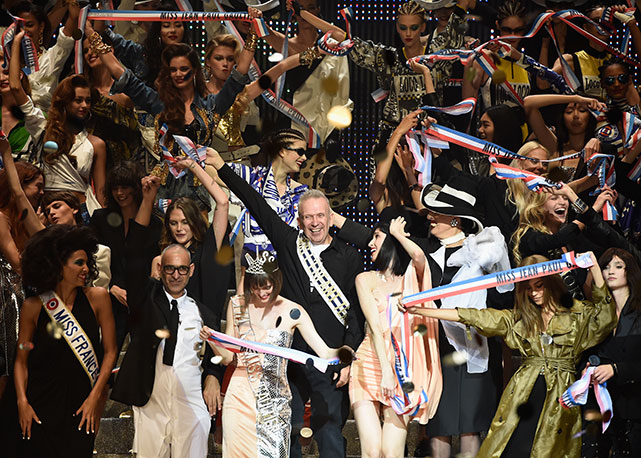 A festa ao final do desfile de Jean Paul Gaultier - Foto: Getty Images