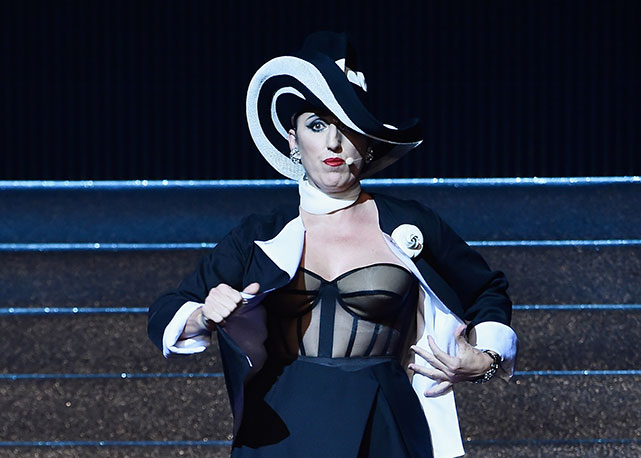 Rossy de Palma tira a roupa no palco de JPG - Foto: Getty Images