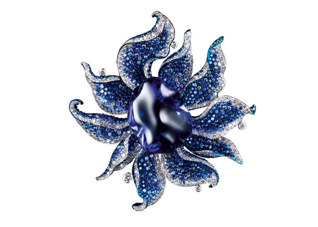 Anel de ouro branco, tanzanita, safiras e diamantes, da Jewellery Theatre - Foto: reprodução/Harper's Bazaar
