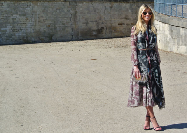 Lala Rudge em foto de streetstyle durante a semana de moda de Paris - Foto: divulgação