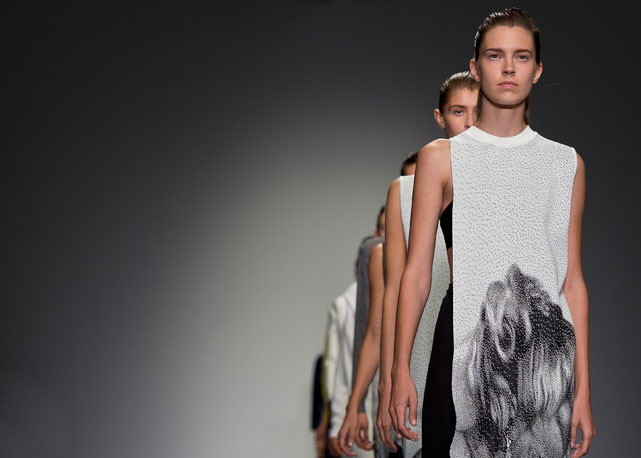 Fila final do desfile de verão 2015 de Lucas Nascimento - Foto: Getty Images