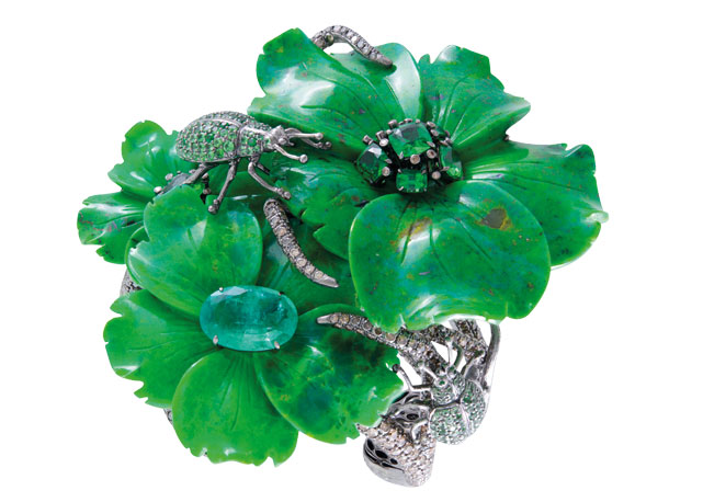 Anel de ouro com banho de ródio negro, turquesa verde esculpida, tsavoritas e esmeraldas, de Lydia Courteille - Foto: reprodução/Harper's Bazaar