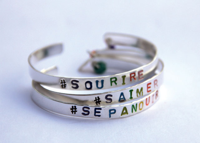 Braceletes hashtag, € 69 (cada) - Foto: reprodução/Harper's Bazaar