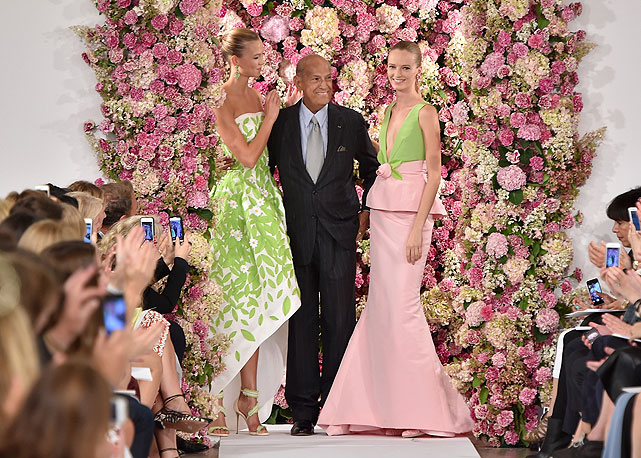 Oscar de la Renta ao final do desfile de verão 2015 da grife que leva seu nome, no dia 9 de setembro, na temporada de Nova York - Foto: Getty Images